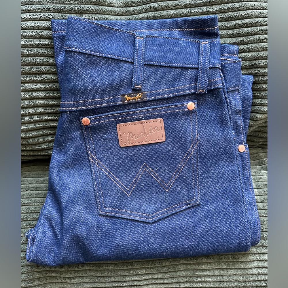 Men’s Wrangler Dark Blue Bootcut Denim Jeans with Signature Back Pocket -33 x 32
